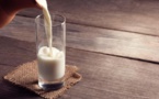 Boire du lait le soir favorise le sommeil : idée reçue ou réalité ?