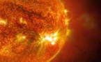 Une énorme tache solaire pointe vers la Terre