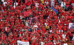 Des supporters marocain nettoient le stade après le match contre la Croatie