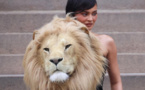 Fashion Week : Kylie Jenner critiquée pour avoir porté une tête de lion comme accessoire 
