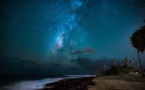 De mystérieux tourbillons bleus illuminent le ciel hawaïen