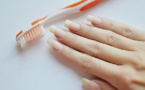 Pourquoi mettre du dentifrice sur les ongles ?