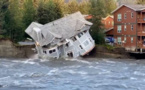 Alaska : Une habitation avalée par les eaux lors d'une inondation 