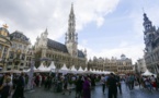 Un jeune touriste escalade une statue et la brise en plein centre de Bruxelles