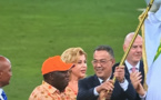 La Côte d’Ivoire passe le relais au Maroc: Fouzi Lekjaa reçoit le drapeau de la CAF des mains d’Alassane Ouattara
