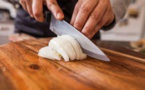 Astuce culinaire : voici l'erreur que l'on fait tous en épluchant les oignons