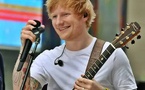 Ed Sheeran chante dans la rue en Inde, un policier coupe son micro