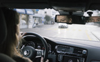 Femme au volant ? moins d’accidents, plus de vigilance