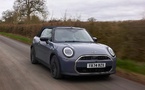 Cheveux au vent, moteur rugissant : la MINI Cabriolet fait son grand retour
