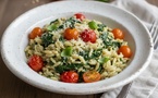 Un bol de bonheur : orzo, épinards et tomates qui font fondre les papilles