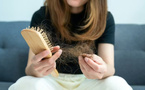 Chute vs perte de cheveux : comprendre et prévenir le phénomène
