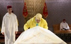 SM le Roi Mohammed VIse recueille sur la tombe de Feu SM le Roi Mohammed V,