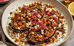 Aubergines caramélisées, feta et pois chiches grillés : le secret des dîners qui font parler