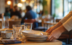 Vous empilez les assiettes au resto ? Ce petit réflexe en dit plus sur vous que prévu