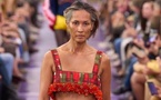 Wanmai Bergman : à 43 ans, elle réalise son rêve sur le podium de Miu Miu
