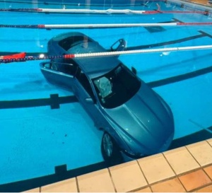 Une voiture de luxe finit dans la piscine au milieu des nageurs