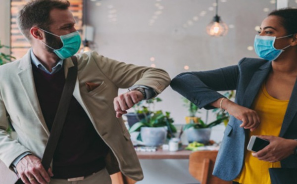 Pas de bise : comment se saluer au temps du Coronavirus ? 