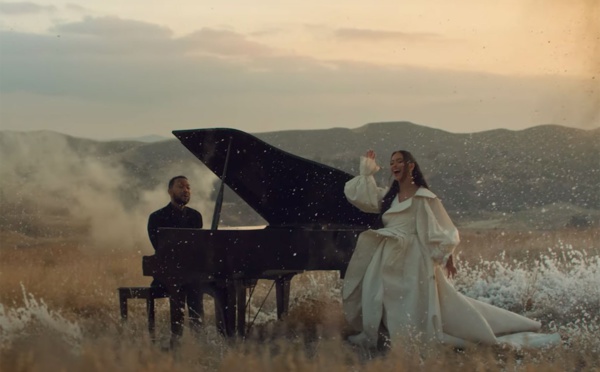 Nouveau clip : Faouzia et John Legend chantent "Minefields"