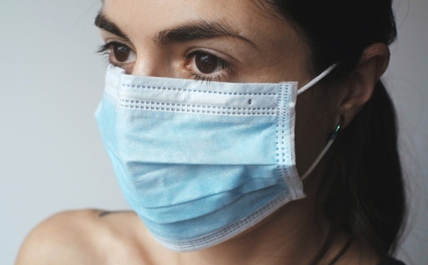 Pourquoi porter des masques doubles ou ajustés protège mieux contre le coronavirus 