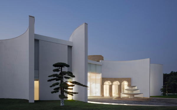 A City Art Hall Hidden in the Woods