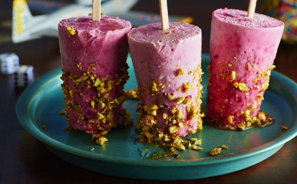 Recette des bâtonnets glacés aux fraises, framboises et pistache