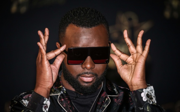 On sait enfin pourquoi Maître Gims refuse d'enlever ses lunettes