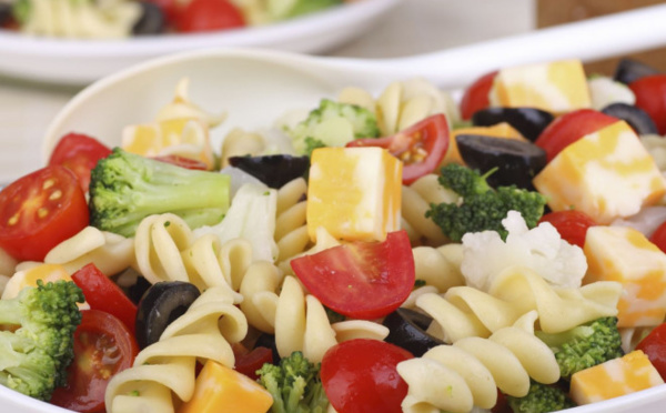 Salade de torti, brocoli, olives noires et comté au jus de betterave