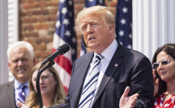 Donald Trump porte plainte contre les réseaux sociaux et leurs patrons