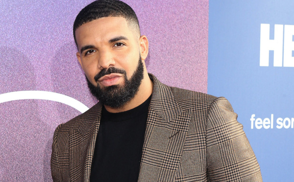 Drake s'offre un stade entier pour un rendez-vous, et se fait surprendre par un drone 