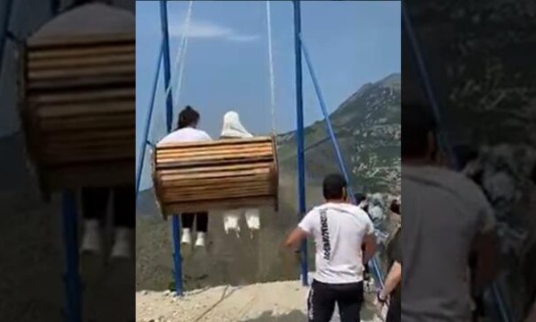 Deux femmes chutent d'une balançoire et tombent d'une falaise