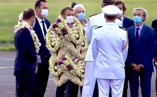 Emmanuel macron recouvert de fleur en Polynésie, vrai ou faux ?