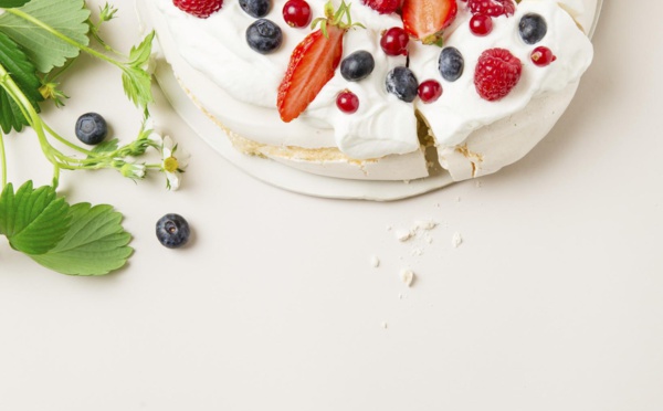 Pavlova fraises, framboises, myrtilles
