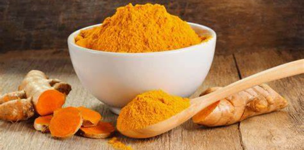 Le masque au curcuma pour se débarrasser des poils du visage