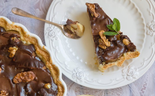 Tarte au chocolat, poires et noix