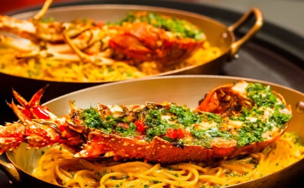 Langouste au beurre d’herbes et spaghettis à la bisque