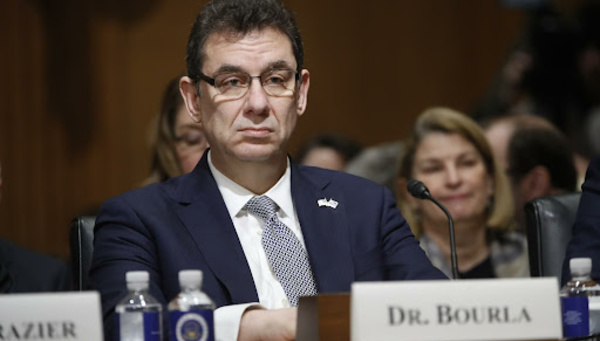 Le CEO de Pfizer : "la vie normale reviendra dans un an"