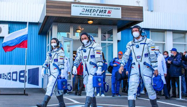 L'équipe russe qui a tourné le  premier film dans l'espace est de retour sur terre