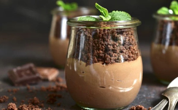 Mousse au chocolat couronnée de brownies