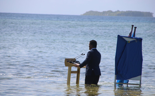 Un ministre fait un discours les pieds dans l’eau 