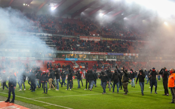 Belgique : Le match de football Standard de Liège-Charleroi arrêté après des incidents