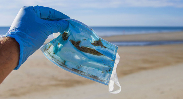 Les masques, nouvelle source de pollution plastique sur les plages au Maroc