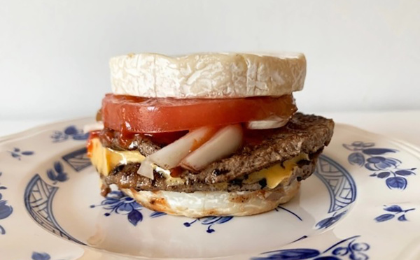 Un fast-food japonais crée un burger dont le pain est remplacé par deux camemberts
