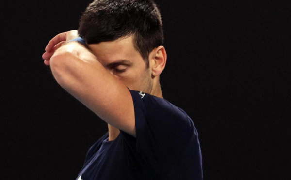 Après sa défaite judiciaire, Djokovic quitte l'Australie