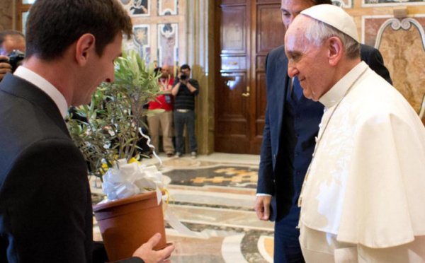 Messi reçoit un maillot dédicacé par le pape François