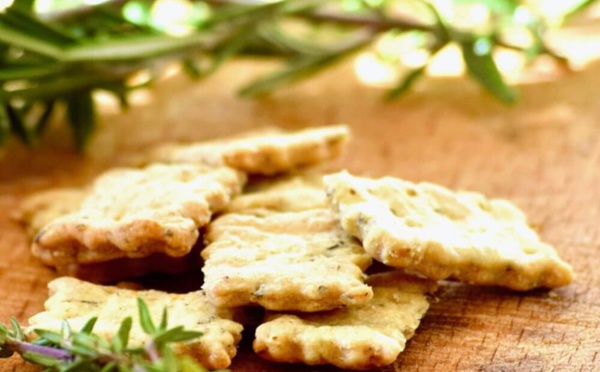 Crackers maison au parmesan et aux herbes