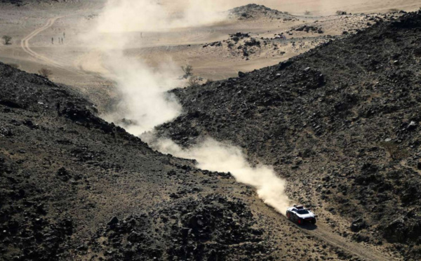 Explosion d'une voiture du Dakar 2022, un "engin explosif improvisé"