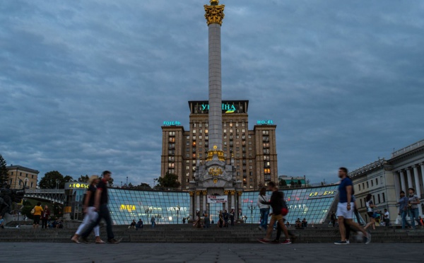 L'UE et les 27 maintiennent leur personnel diplomatique en Ukraine