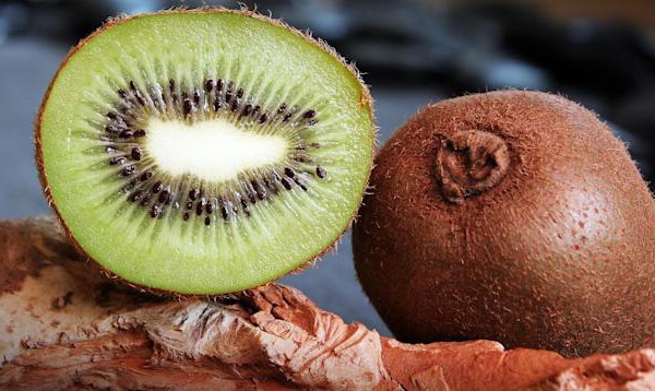Ne jetez plus la peau du kiwi, elle est riche en vitamines ! 