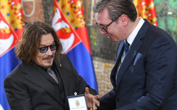 Johnny Depp reçoit la médaille du mérite en Serbie