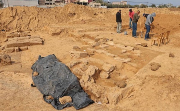Des ouvriers découvrent des tombes de l'époque romaine sur un chantier à Gaza